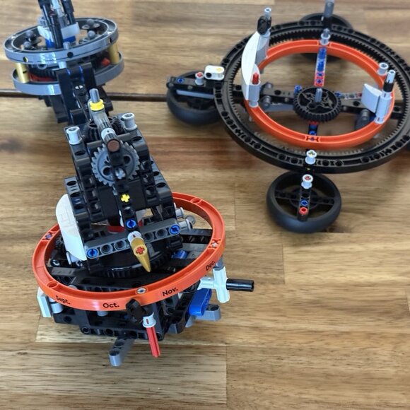 INCOMPLETE LEGO TECHNIC: Planet Earth and Moon in Orbit (42179) READ!! - Picture 9 of 16